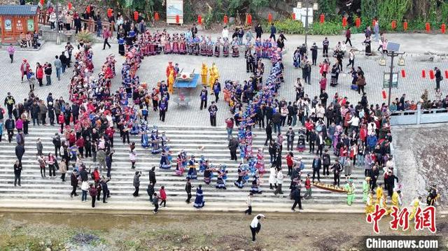 2月27日，广西田林县定安镇举办“销正月”民俗活动。图为送毽子祈福活动。黄数情 摄