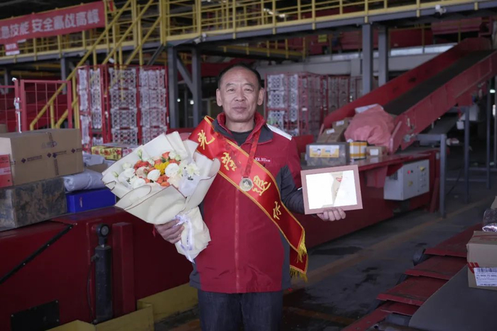 △ 京东物流分拣大叔陈海彦