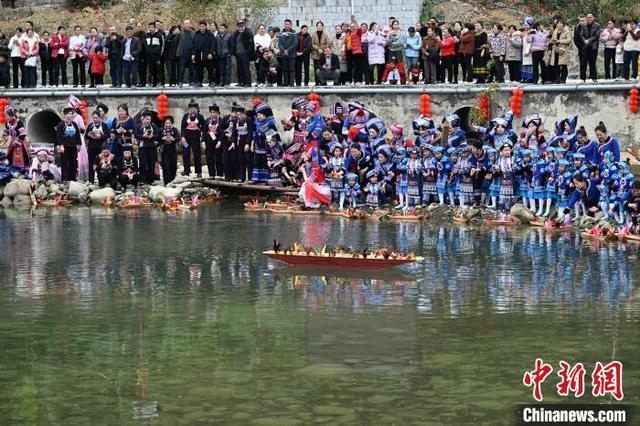 2月27日，广西田林县定安镇举办“销正月”民俗活动。图为送毽子祈福活动。黄数情 摄