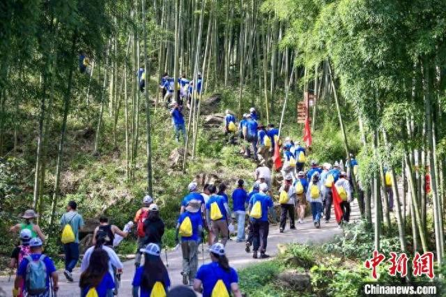 户外运动爱好者在黄浦江源片区登山。黄浦江源片区供图