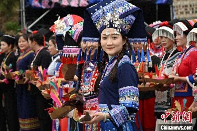 2月27日，广西田林县定安镇举办“销正月”民俗活动。图为民众穿着民族盛装参加活动。黄数情 摄