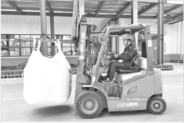 （龙蟠科技控股子公司常州锂源生产车间。叶玲珍/供图）