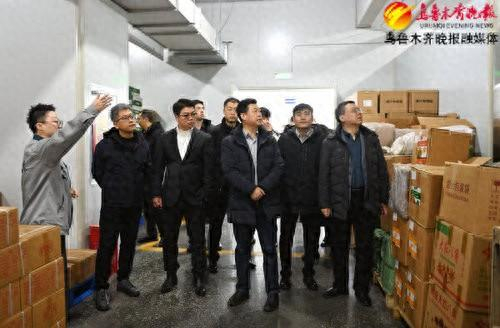 　　2月26日，在水磨沟区创博智谷产业园，青年企业家参观园区内的企业。记者雷婷摄