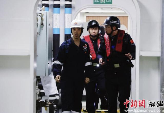 图为宁德边检站移民管理警察正在开展船体检查勤务。吴允杰 摄