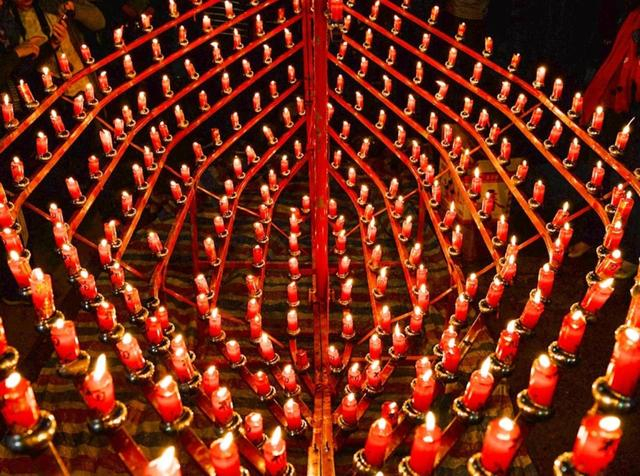 莆田正月二十九“尾暝灯”祈福闹元宵活动上点起的烛台。 莆田发布 图