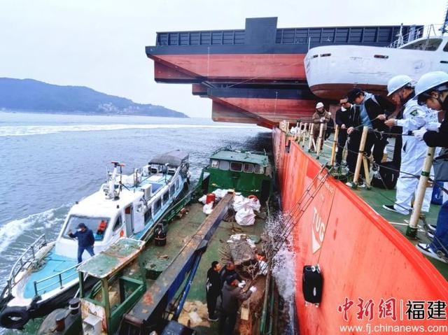 图为利用绳索运输船上的行李。中新网记者吕巧琴 摄