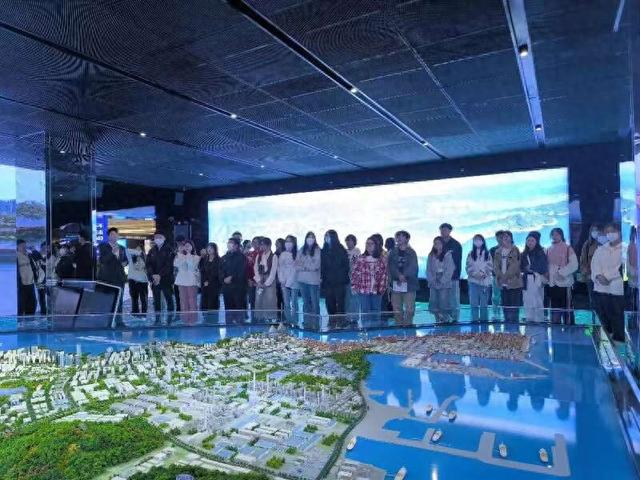 团儋州市委组织“返家乡”大学生参观洋浦展示馆。团儋州市委供图