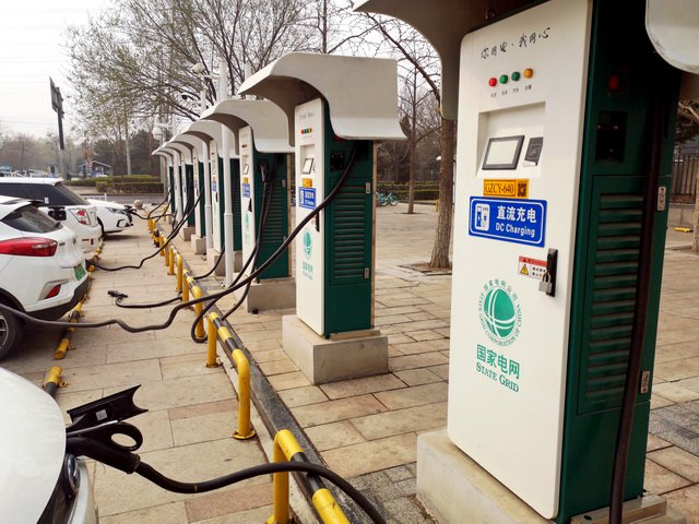 补齐农村地区公共充换电设施短板，有助于释放新能源汽车消费潜力。摄影/章轲