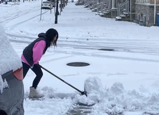 不擅长体力劳动的作者，铲雪除草都靠陪读妈妈