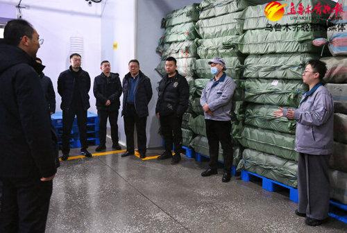 　　2月26日，在水磨沟区创博智谷产业园，青年企业家参观园区内的企业。记者雷婷摄