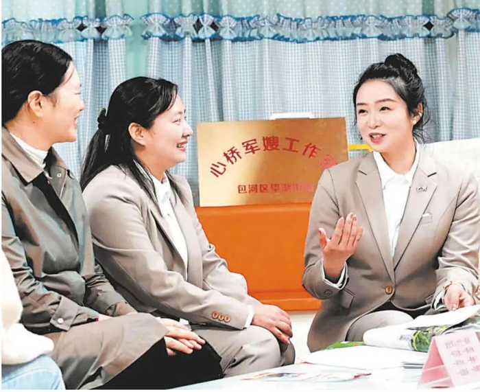 合肥市包河区望湖街道成立“心桥军嫂工作室”，以军嫂为主要成员，为全区军人军属及退役军人解难纾困。纵强 摄