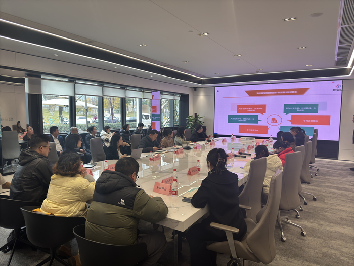 第14期成都民企会客厅现场。民营促进中心供图