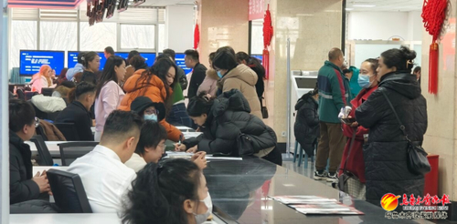 　　求职者正查看招聘信息，与用人单位面对面交流。记者史传芝摄