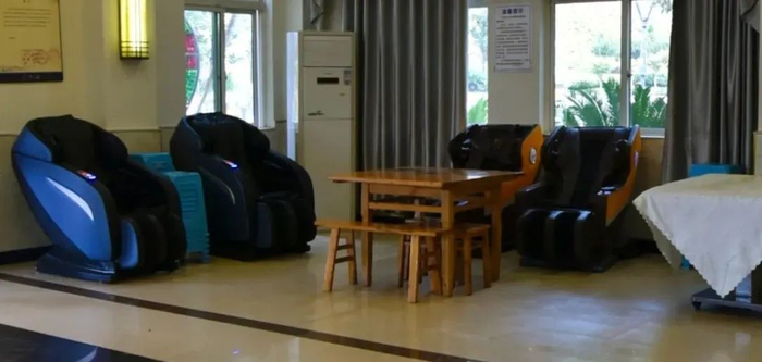 〓 官方全景视频截图，从左到右依次是按摩、聊天和麻将区