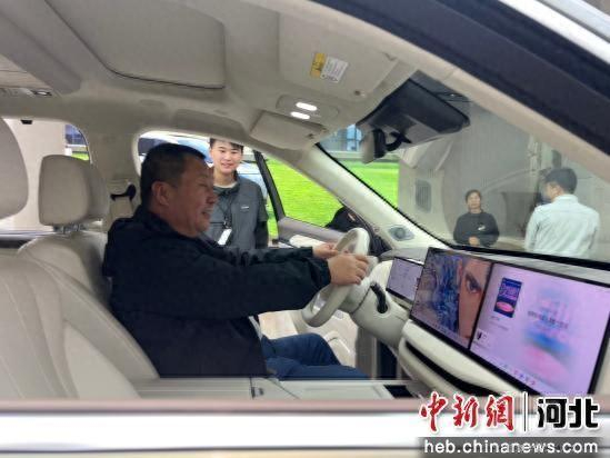 记者现场体验新能源汽车。 班静怡 摄