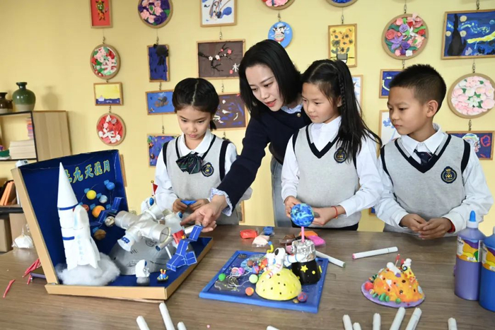 沈抚育才实验学校小学3年级学生用粘土制作太阳系模型