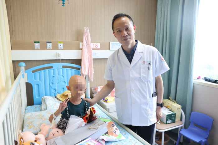 毛建华与一位早衰症患者。图源：浙江大学医学院附属儿童医院