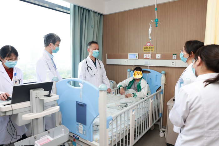毛建华与医护人员查房。图源：浙江大学医学院附属儿童医院
