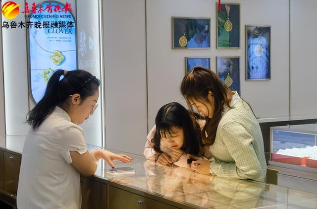 　　市民在选购金饰。记者李宁艳摄