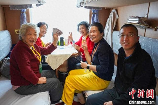 图为乘车的旅客们。刘一江 摄