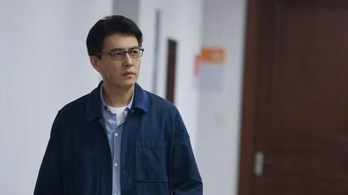 靳东在准备《温暖的味道》。（图源：上观新闻）