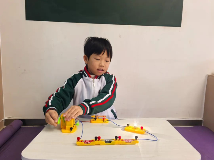 广州市黄埔区玉泉学校学生完成手摇发电机实验