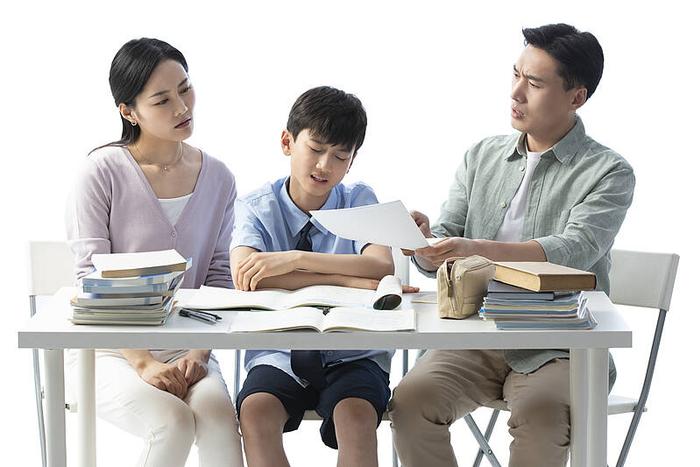 闪电心灵愈站 | 青春期孩子进入仇亲期怎么应对？心理专家：只需解锁“六把钥匙”