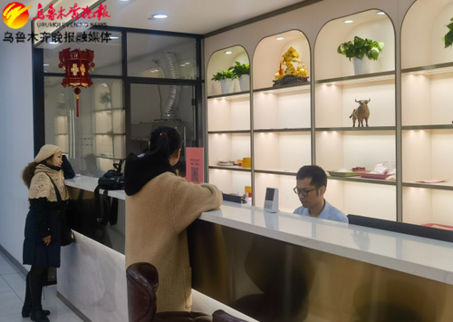 　　商户正在为顾客鉴定金饰。记者李宁艳摄