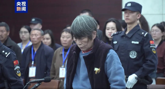 2024年10月25日庭审现场 图源：央视新闻