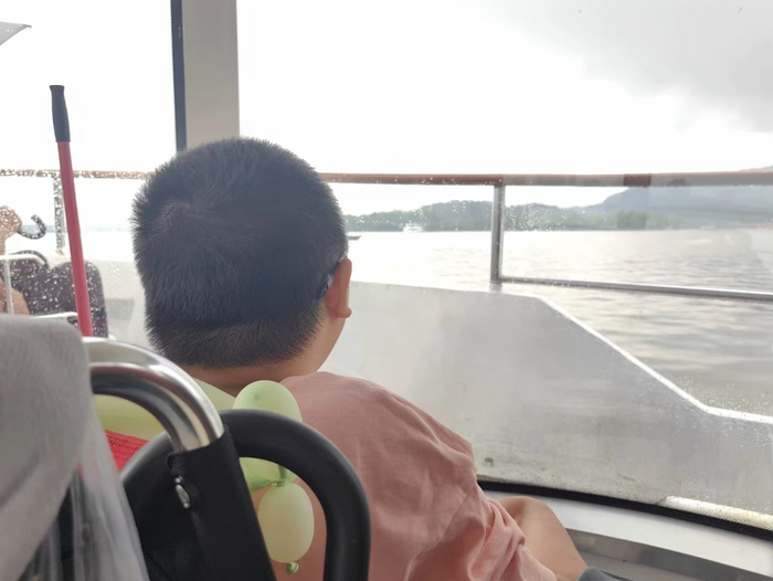 去年高考结束后，妈妈带着董睿在西湖上乘船游览。受访者供图