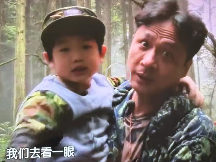 老母抱错孩子了还得瑟呢