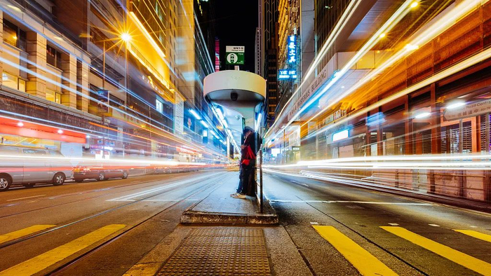 〓 在大城市漂泊的年轻人心中，挣钱或许比归属感更重要。图 / 视觉中国