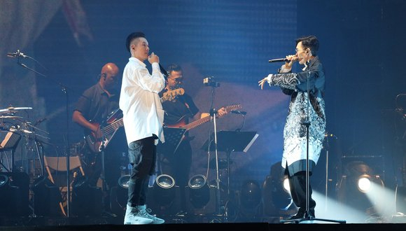 2019年8月24日，台北，明星现身演唱会。 方大同，蛋堡（杜振熙） 图源：视觉中国