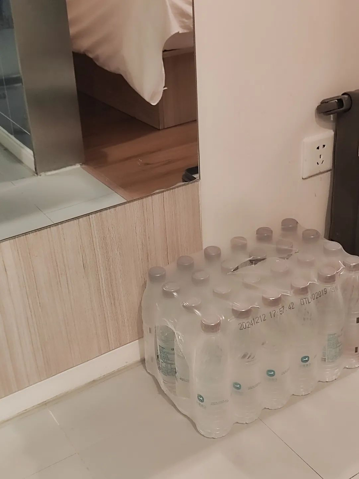 〓 在酒店，意味着很多的生活琐碎都被接管。图 / 小红书@卓文君