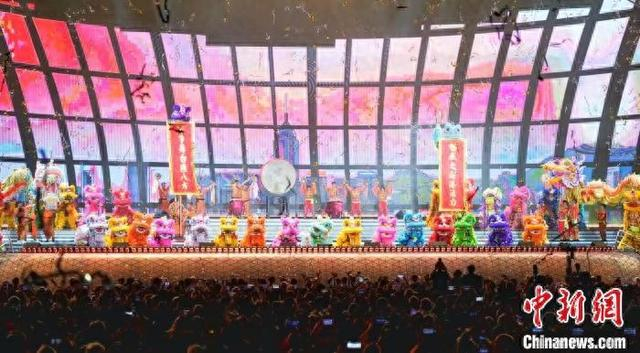 3月1日，香港启德体育园正式启幕。图为当晚在启德体育园主场馆举行的开幕典礼表演。 中新社记者 侯宇 摄