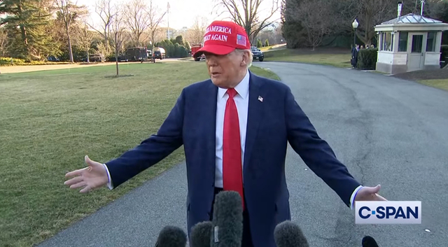 当地时间28日，特朗普在离开白宫时接受记者采访。图为采访视频截图
