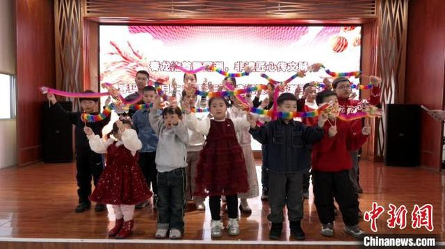 孩子们进行舞龙彩带表演。王婷 摄