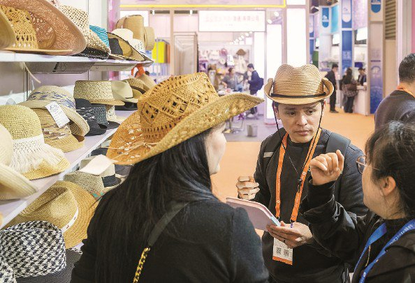             华交会吸引众多客商光顾 本报记者  陈梦泽  摄          