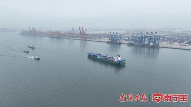 北部湾港钦州自动化码头外，一艘满载集装箱的货轮正在靠向泊位。 通讯员 陈磊 摄