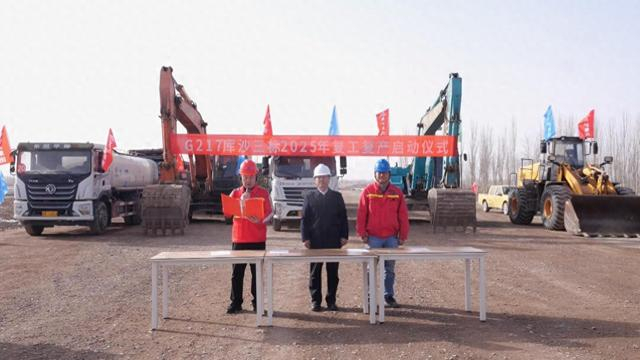 国道217线库车至沙雅公路工程第三标段复工现场。艾克热木 摄