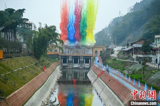 东风堰开闸放水仪式现场。记者 刘忠俊 摄