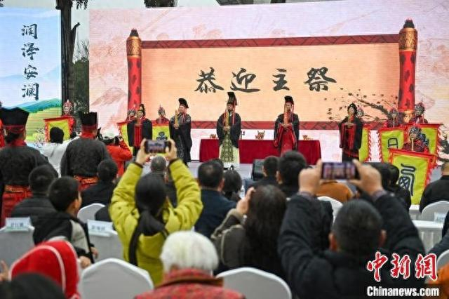夹江东风堰祭水仪式吸引了不少群众围观。记者 刘忠俊 摄