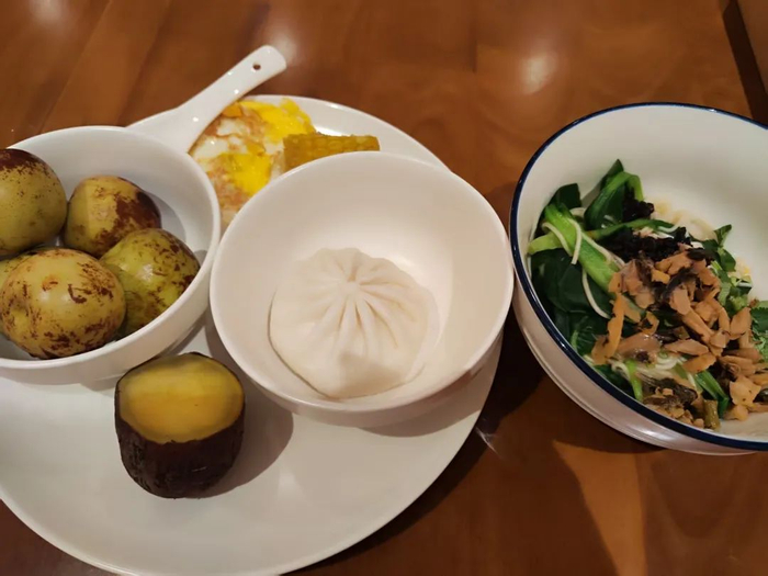 〓 住酒店每天还包一顿早餐。图 / 小红书@卓文君