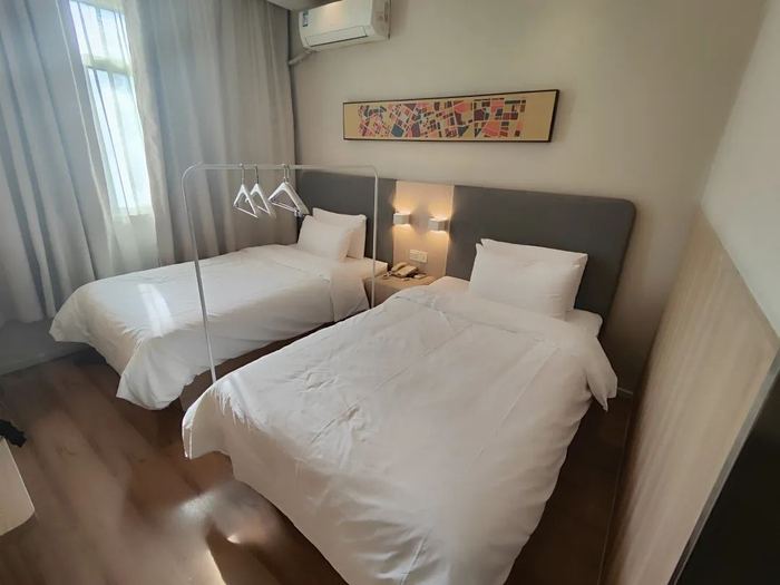 〓 入住酒店意味着“毫无生活气息”的极简生活。图 / 小红书@卓文君