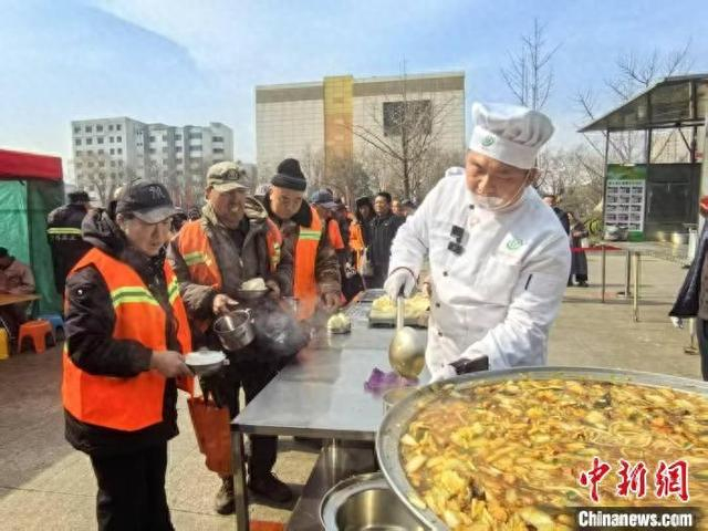 爱心餐派送5个月来，除了双休日，送餐工作只在今年正月初一停歇1天。 陆祁国 摄