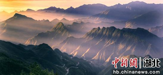 霞光万丈沐神农。蒲玉书 摄