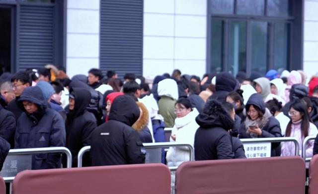  2月2日，在胖东来天使城店，顾客正在广场上排队等待进入超市。新华社发（王永涛 摄）