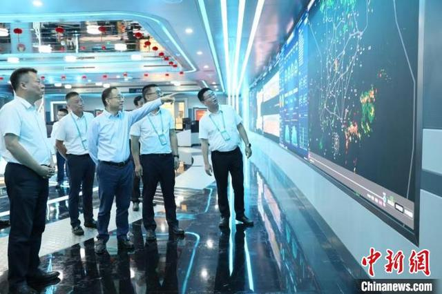 资料图：2024年8月，李国红在海口美兰国际机场调研生产情况。受访者供图