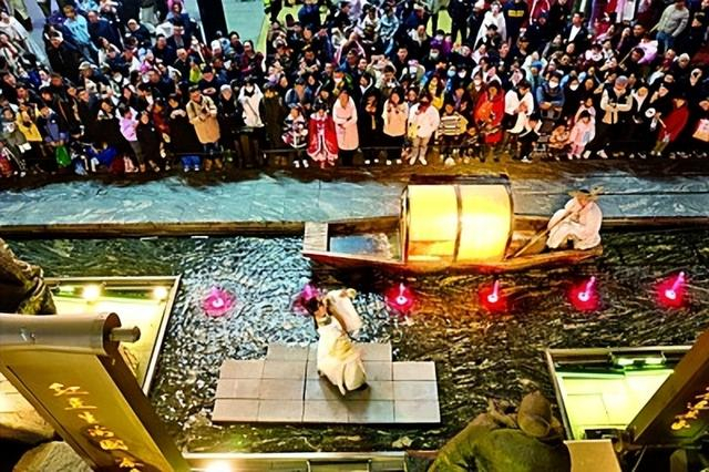 游客在陕西西安大唐不夜城景区观看以唐代历史文化为背景创作的情景剧。新华社发