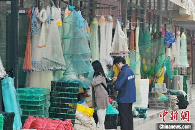 2月20日，广东高州市石鼓镇渔网主街上渔网渔具产品琳琅满目。中新社记者 梁盛 摄